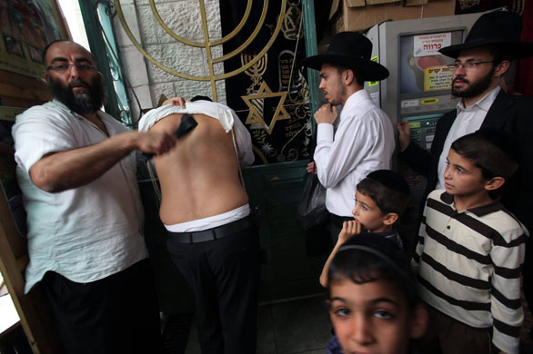 24 hours in pictures: religious jews repent on yom kippur eve