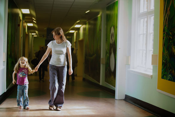 Alder Hay Hospital: A mother and her daughter in thhe corridor of Alder Hay Hospital