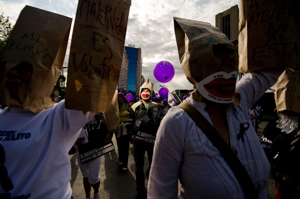29 September 2009: Mexico City, Mexico: Women march support of abortion