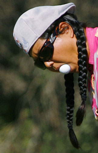 24sport: Kim of the U.S. practices her putting