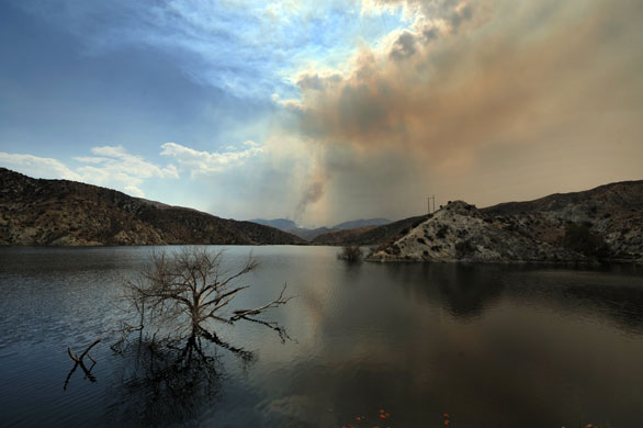 Wildfires in California: The Angeles National Forest burns near the lake of Littlerock