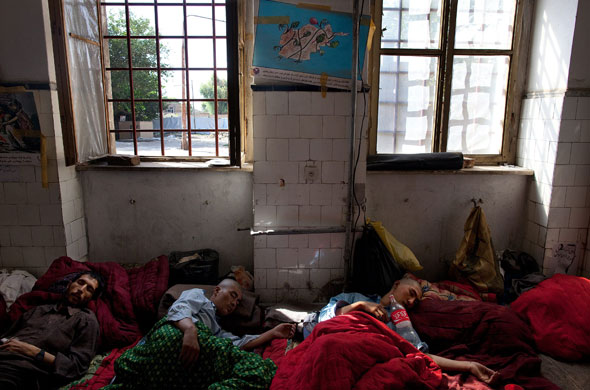 30 September 2009: Kabul, Afghanistan: Drug addicts sleep in a shelter area