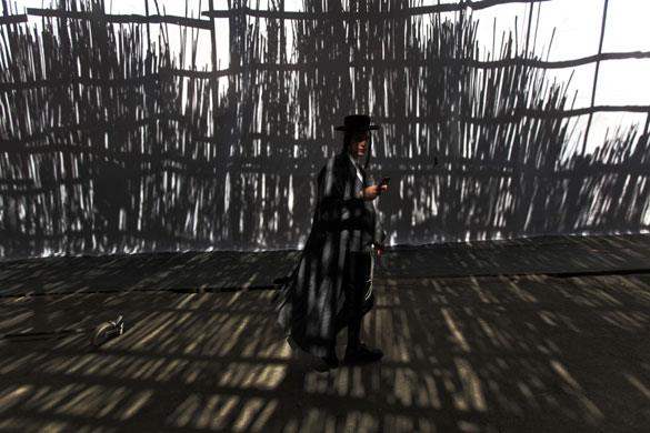 30 September 2009: Bati Ungarim, Jerusalem: An Ultra Orthodox Jewish man