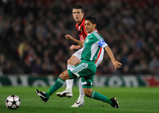 Wed Champions League: United's Michael Carrick slides the ball past Wolfsburg's Josue