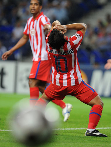 wed2 champions league: Atletico Madrid's Sergio Aguero misses a chance to score in Porto