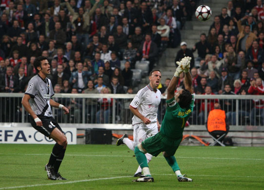 wed2 champions league: Franck Ribery of Bayern chips Juventus goalkeeper Gianluigi Buffon 