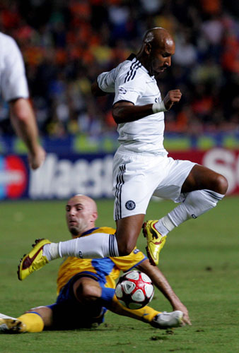wed2 champions league: Chelsea's Nicolas Anelkaand APOEL Nicosia's Nenad Mirosavljevic