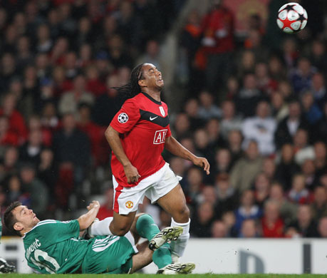 wed2 champions league: United's Anderson feels the weight of Zvjezdan Misimovic's challenge