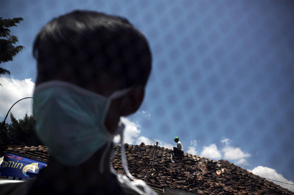 24 hours in pictures: daily life resumes following last week's earthquake in West Java 