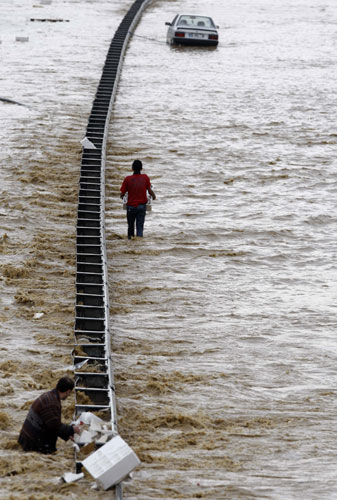 Flooding in Turkey: People on a flooded road in Istanbul