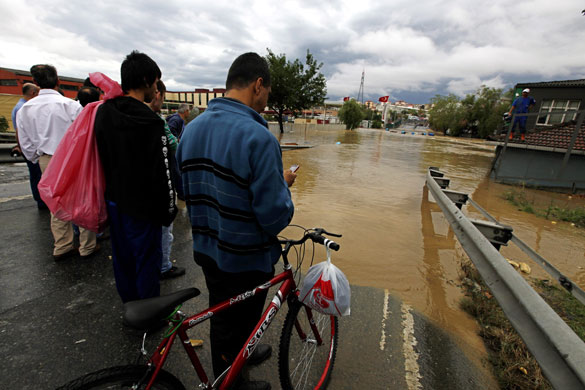 Flooding in Turkey: People wait to cross a flooded road in Istanbul
