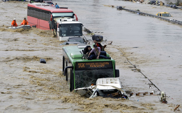 Flooding in Turkey: People on a flooded highway wait to be rescued in Ikitelli, Istanbul