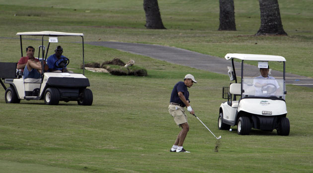 obama plays golf: Barack Obama plays golf 