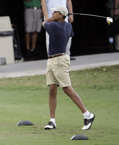 obama plays golf: Barack Obama plays golf 