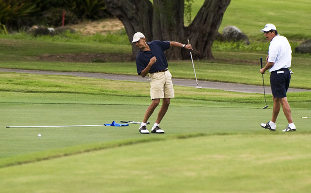 obama plays golf: Barack Obama plays golf 