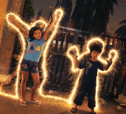 24 hours: Children celebrating New Year's eve in Manila, Philippines 