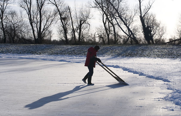 Fen skating: Clearing the track from any loose snow before racing can take place