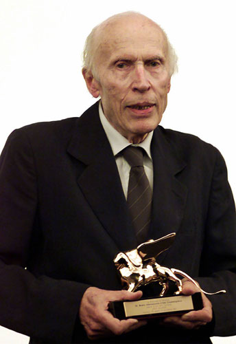 Eric Rohmer : Eric Rohmer holds the Golden Lion at the Venice film festival, 2001