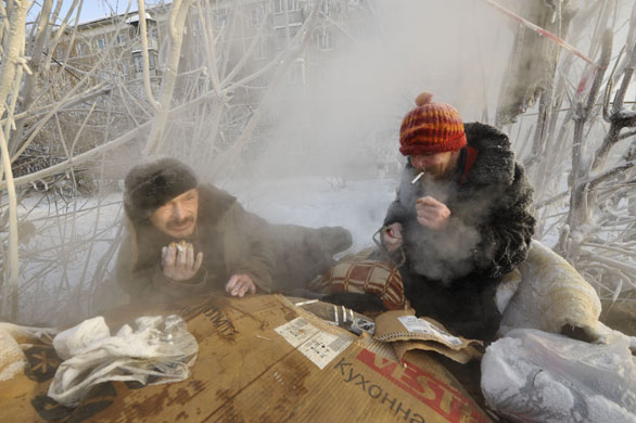 24 hours in pictures: Yekaterinburg, Russia: Homeless people warm up