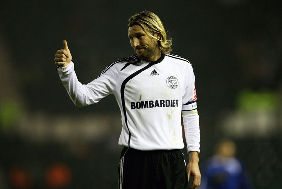 FA Cup 3rd Round: Derby captain Robbie Savage of Derby gives a thumbs up 