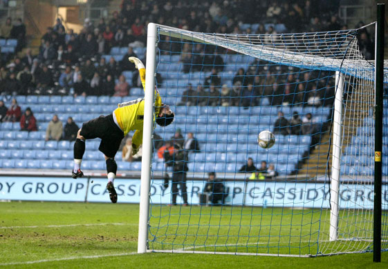 FA Cup 3rd Round: Coventry City goalkeeper Keiren Westwood can't stop Wright's header