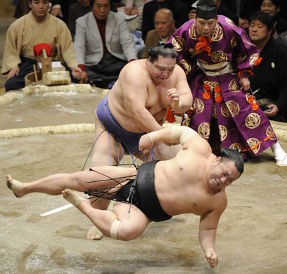 24sport: Sumo champion Kaio sends Chiyonofuji tumbling to the dirt 