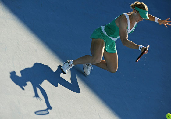 24sport: Elena Dementieva plays a forehand return to Daniela Hantuchova