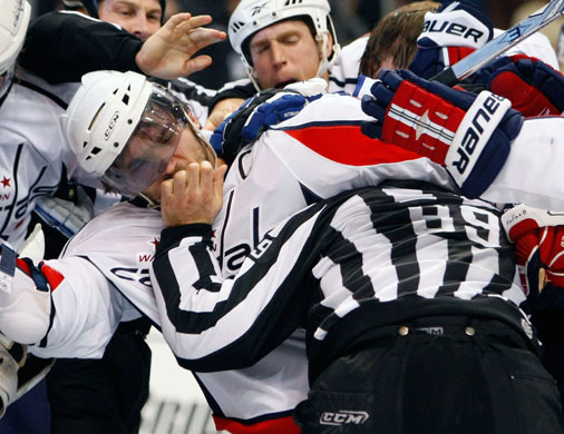 24sport: Washington Capitals' Alex Ovechkin grabs linesman Steve Miller 