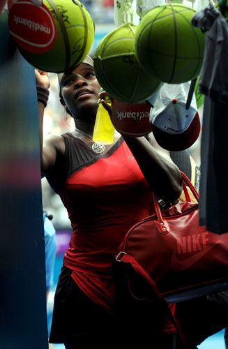 24sport: Serena Williams signs autographs for fans 
