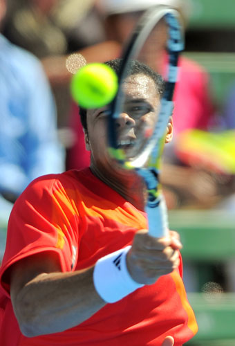 24sport: Jo-Wilfried Tsonga hits a forehand return to Robin Soldering 