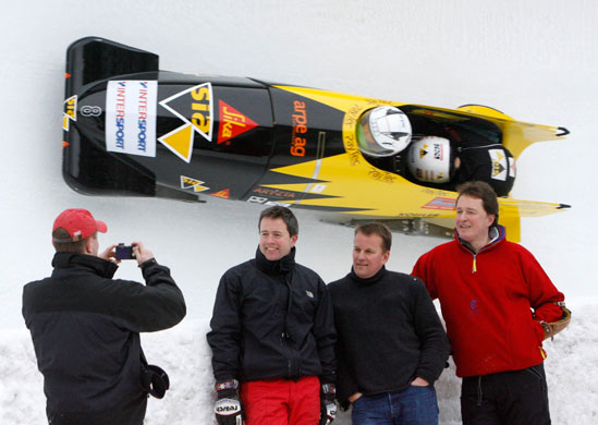 24sport: Spectators take a picture as Switzerland's two-woman Bobsleigh team go past