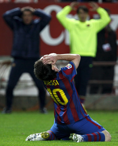 24sport: Barcelona's Leo Messi reacts after missing a chance to score 
