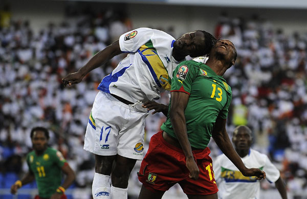 24sport: Cameroon's Somen Tchoyi and Gabon''s Brou Apanga Moise jump for the ball 
