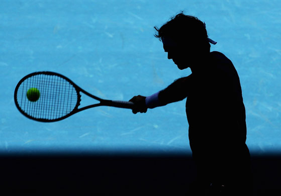 24sport: Roger Federer hits a backhand during a practice session