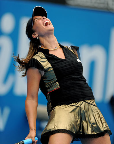 24sport: A frustrated Aravane Rezai screams after losing a point against Serena