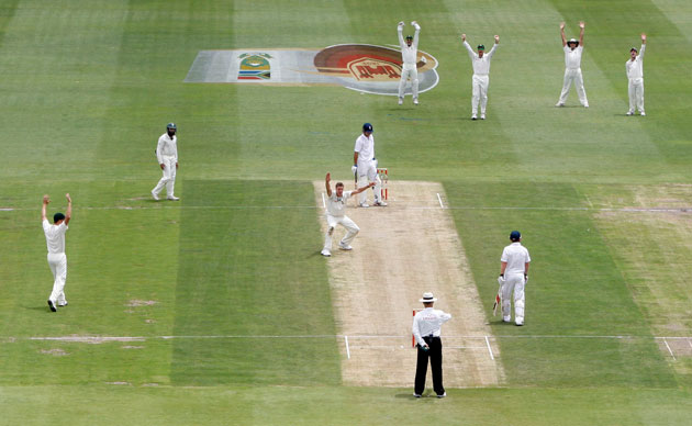 Sth Africa v Eng 4th Test: Morne Morkel appeals for a LBW decision of Alistair Cook