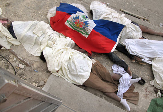 haiti earthquake: The body of earthquake victim covered with Haitian flag in Port-au-Prince
