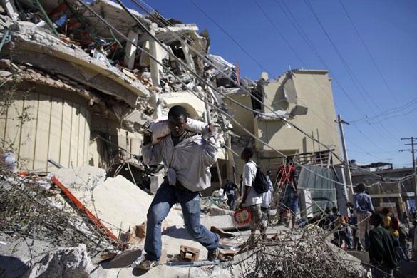 haiti earthquake: A local loots food from a supermarket in Port-au-Prince 