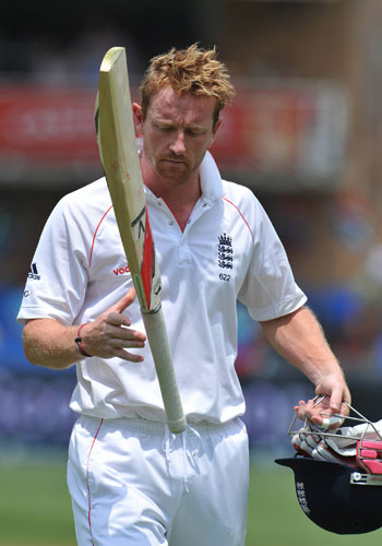 south africa test: Paul Collingwood walks off after losing his wicket to Ryan McLaren