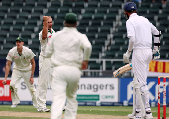 south africa test: South Africa bowler Jacques Kallis celebrates dismissing Stuart Broad