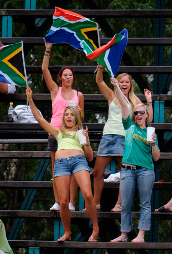 south africa test: South African fans wave flags