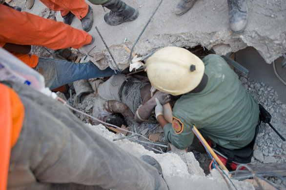 haiti quake: rescuers try to free a survivor in Haiti