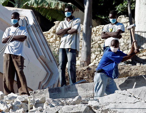haiti quake: haitians try to find survivors