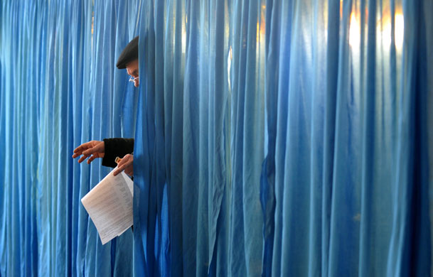 24 hours: Dnipropetrovsk, Ukraine: A man votes in the presidential elections 