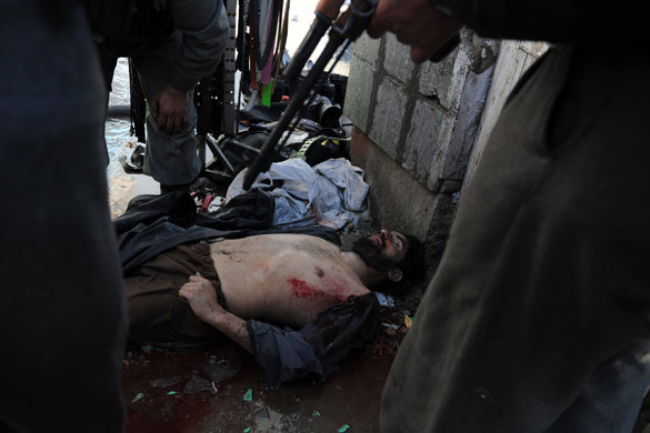 Kabul violence: Afghan commandos stand guard near the dead body of a Taliban fighter 