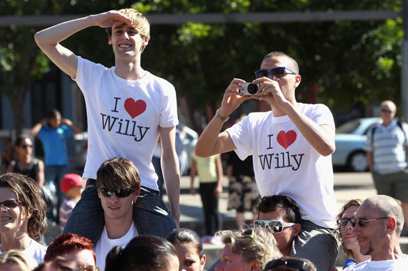 Prince William down under: 19 January: Fans wave as Prince William arrives in Redfern