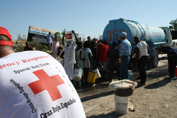 Haiti Aid: Spanish Red Cross workers distributing water