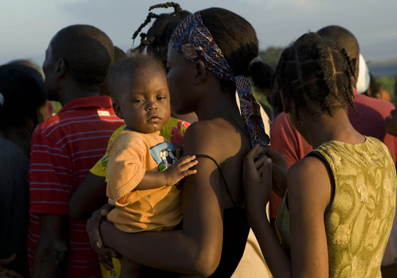Haiti Aid: Haitians line up for food