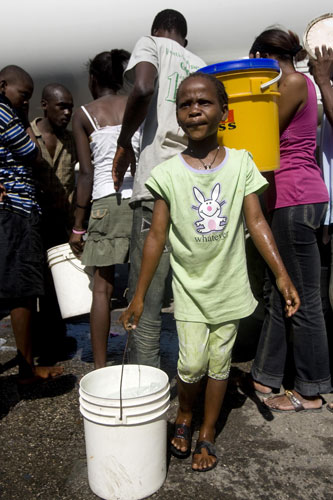 Haiti Aid: People receive water in Champ de Mars