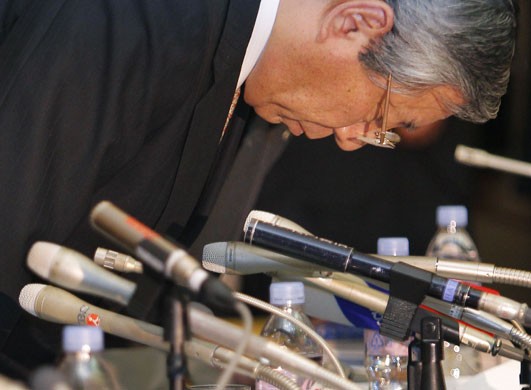 Japan Airlines: January 2010: Japan Airlines President Haruka Nishimatsu bows